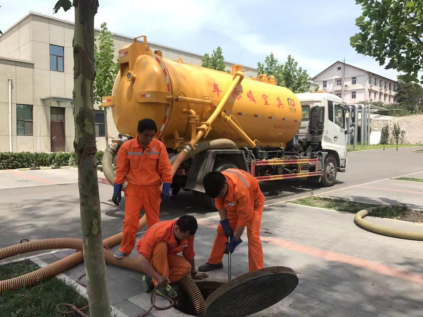 泸定管道疏通车停在窨井附近