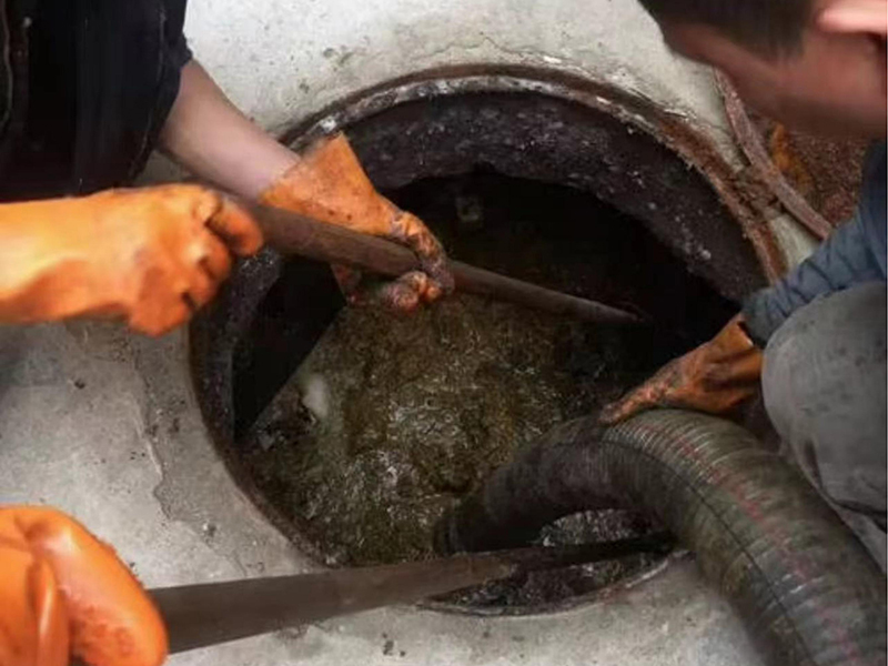 泸定清理化粪池时如何避免沼气的危害？